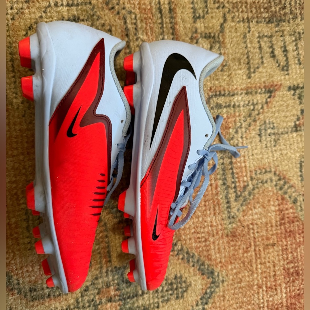 Nike Phantom 6 Low Club Soccer Cleats | Men’s 5.5 / Women’s 7